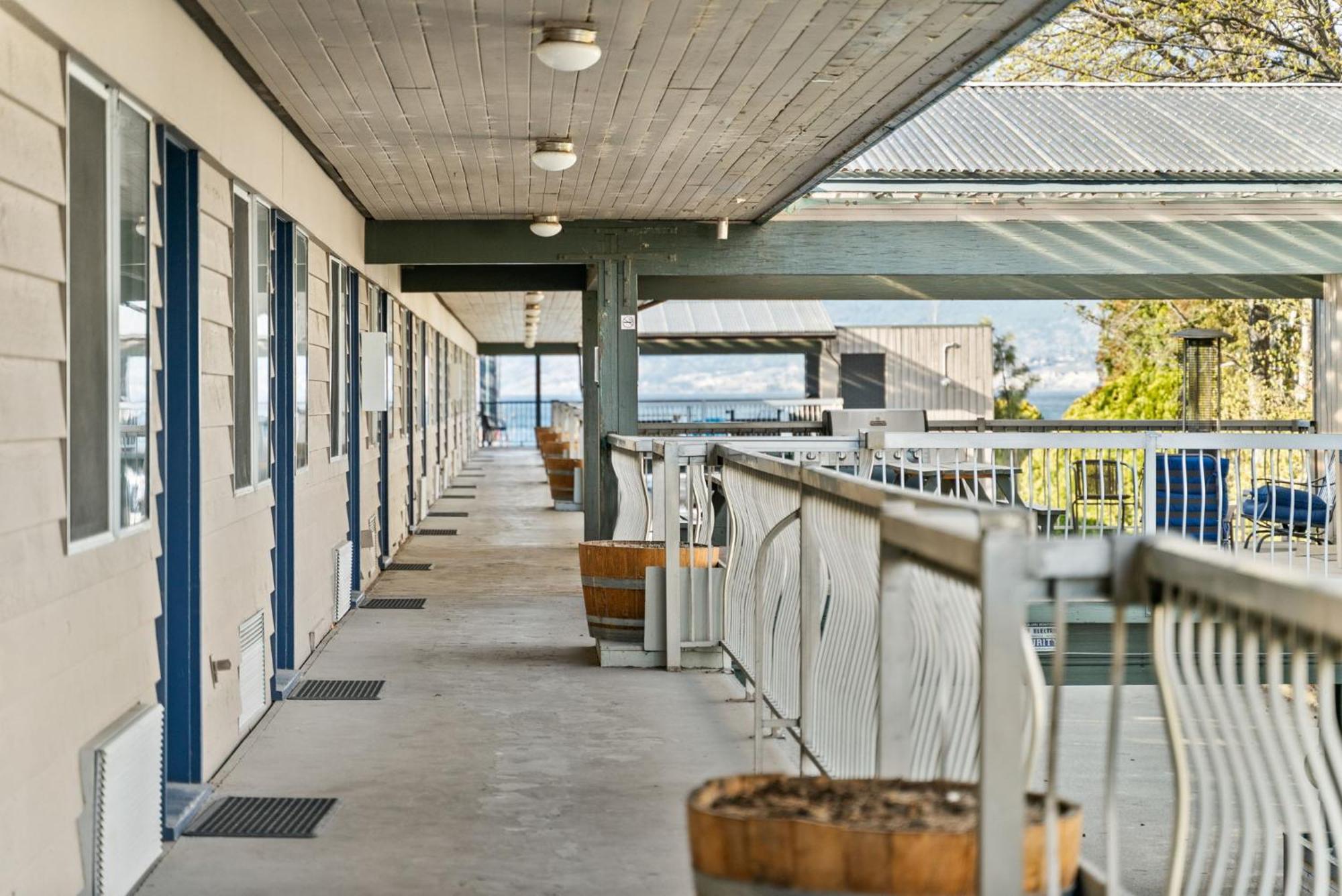 Okanagan Lakefront Resort Пентіктон Екстер'єр фото