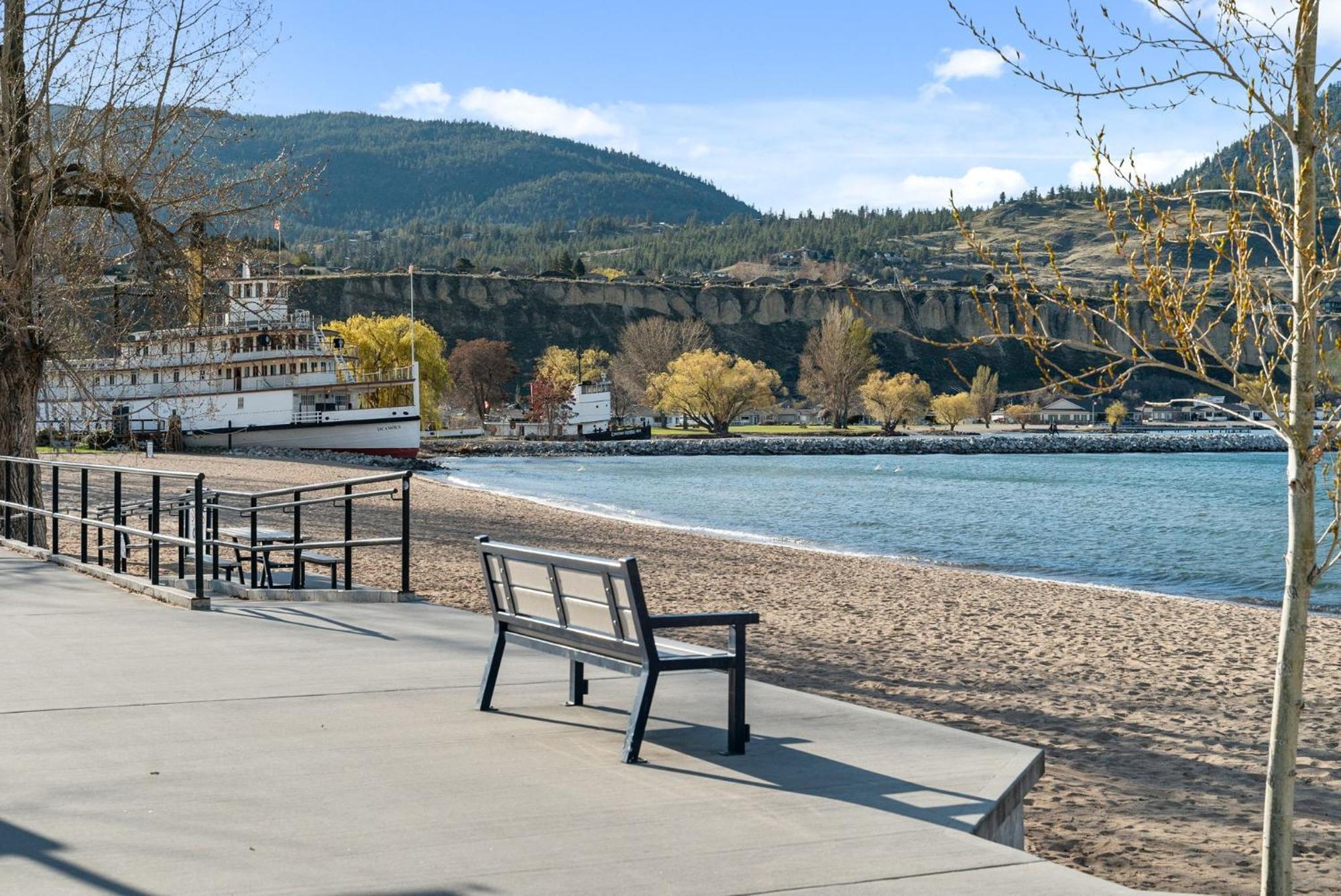Okanagan Lakefront Resort Пентіктон Екстер'єр фото